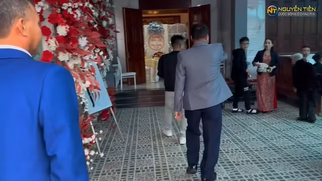 Bao quanh nhà là bức tường trang trí họa tiết nổi bật, bên trong là khoảng sân rộng. Ảnh chụp màn hình