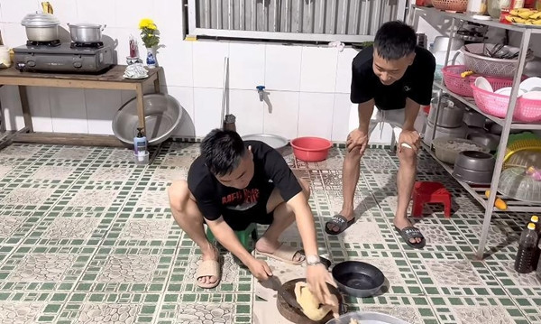 Khu vực nhà bếp mộc mạc nhưng rộng rãi. Ảnh chụp màn hình