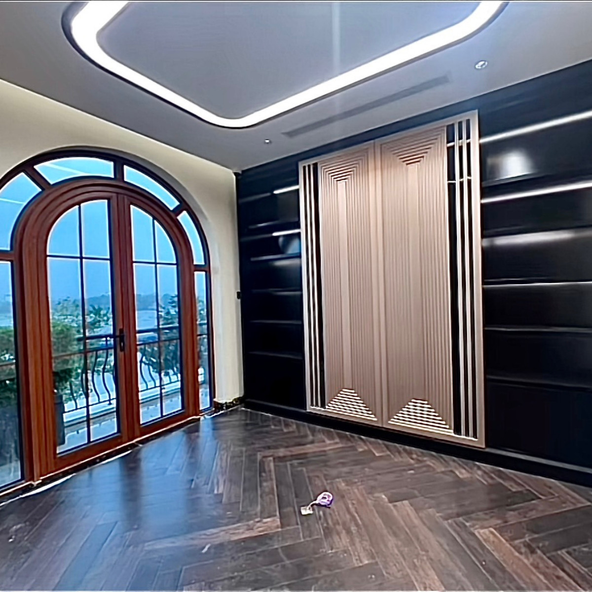 Bên trong biệt thự mang phong cách Châu Âu hiện đại, màu sắc trung tính tạo cảm giác thanh lịch, dễ chịu. Ảnh: FBNV