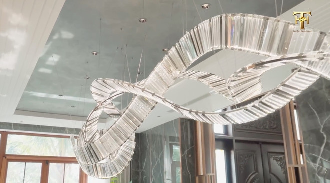 Ấn tượng nhất là hệ thống đèn pha lê "độc nhất vô nhị", trên thế giới không có bộ thứ 2. Ảnh: chụp màn hình