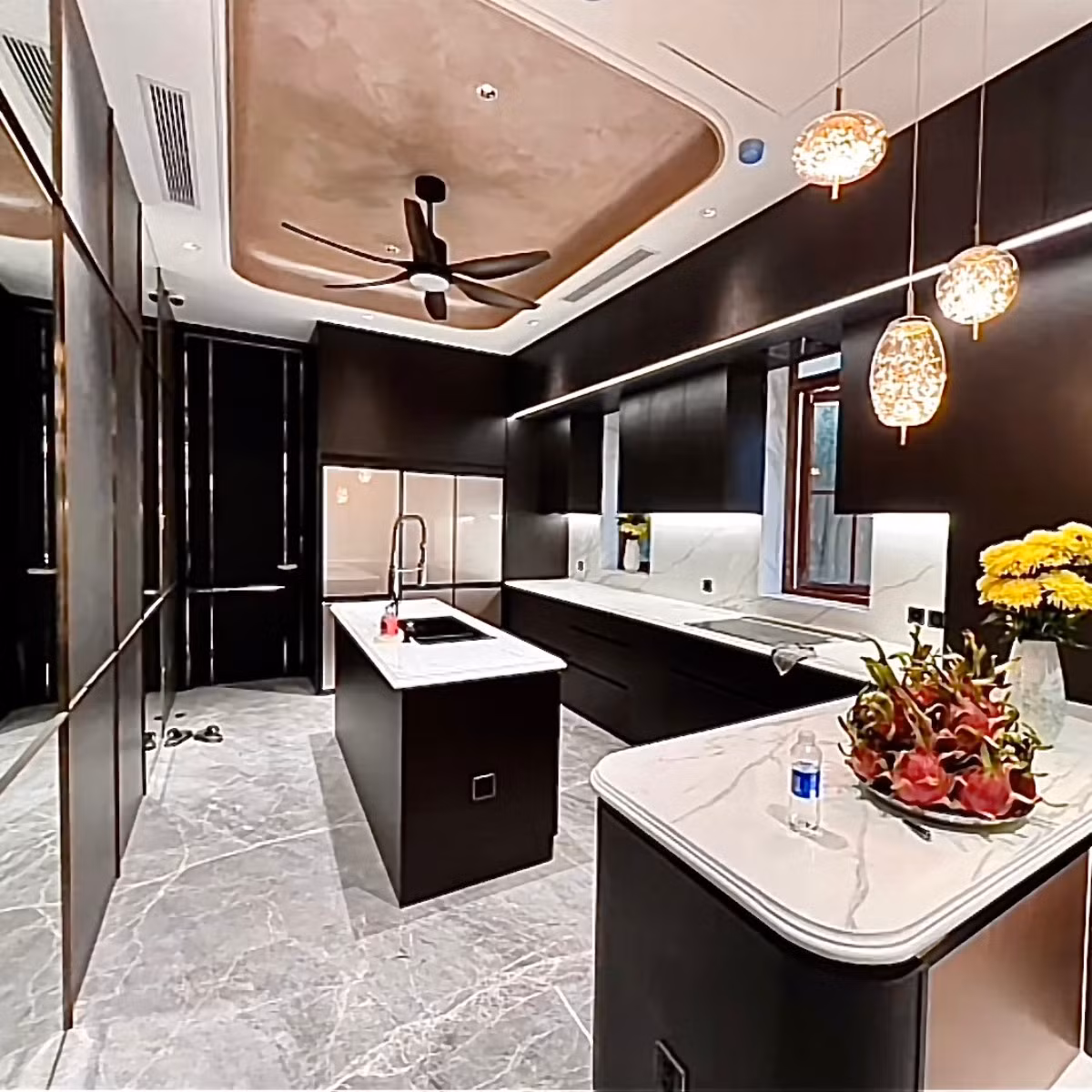 Toàn bộ bàn ghế trong nhà đều được vợ chồng nữ nghệ sĩ đặt làm, mỗi không gian sẽ có cách trang trí khác nhau. Ảnh: FBNV