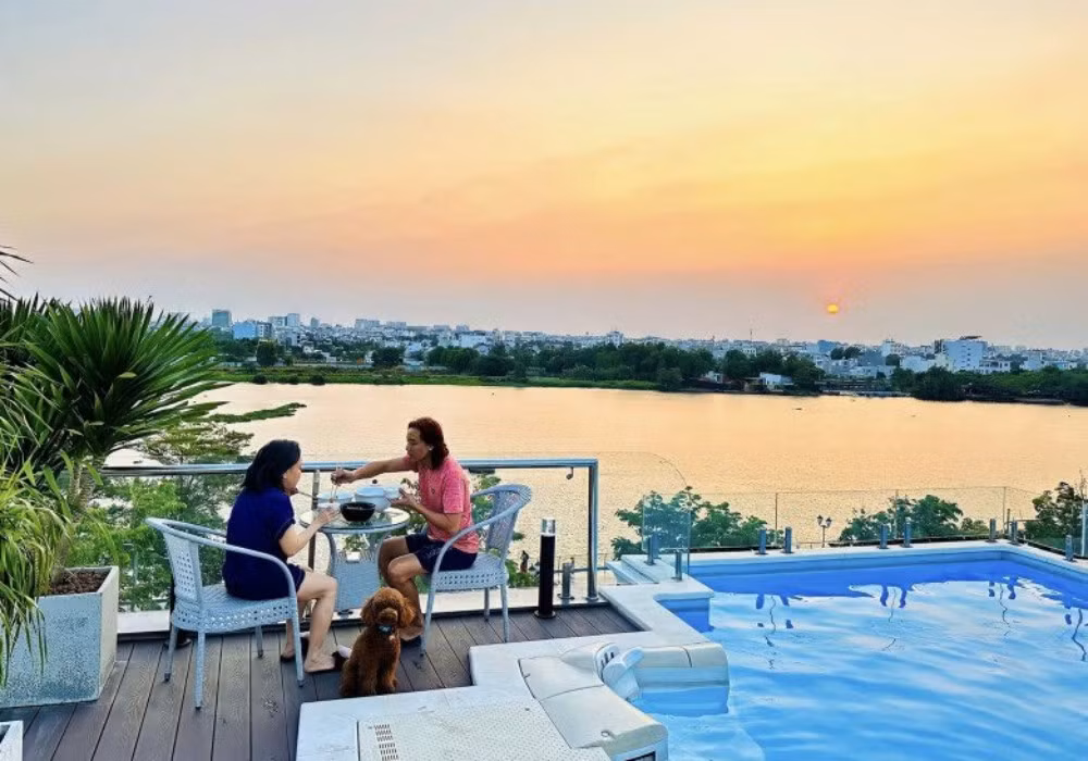 Tầng thượng biệt thự nhìn ra sông Sài Gòn. Ảnh: FBNV