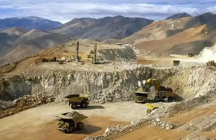 Theo nhà địa chất Chen Rulin, nhiều mẫu lõi đá được khoan để lộ ra vàng có thể nhìn thấy rõ ràng bằng mắt thường - một hiện tượng hiếm gặp trong thăm dò địa chất. Ảnh: Sohu