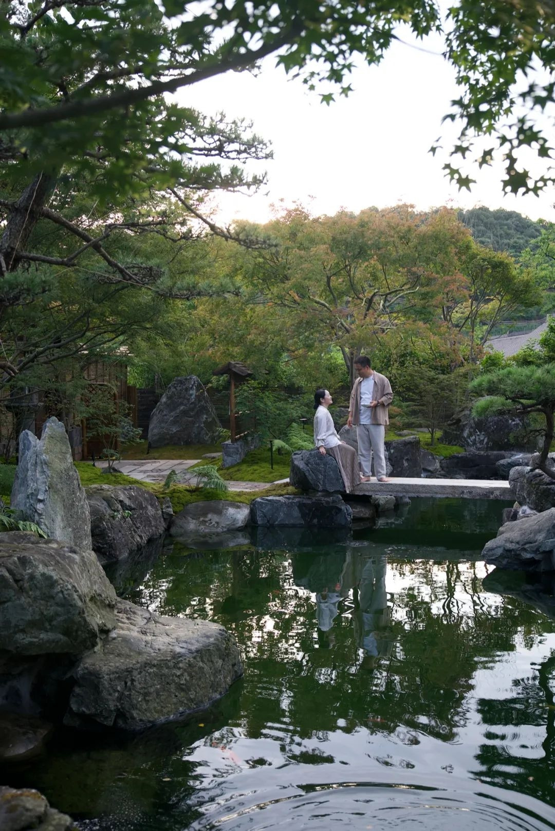 Mỗi ngày, hai vợ chồng đi dạo trong sân, ngắm cảnh và hái quả chính...Ảnh: The Paper