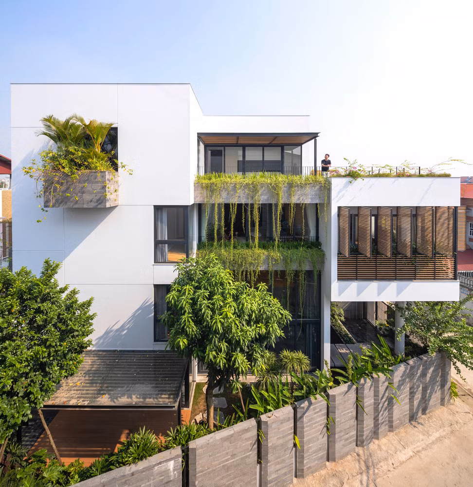 TB House được xây dựng tại một ngôi làng đang trong quá trình đô thị hóa ở Vĩnh Phúc. Ngôi nhà được cặp vợ chồng trẻ xây dựng với mong muốn tạo không gian sống nhiều xây xanh cho các con. Ảnh: Triệu Chiến