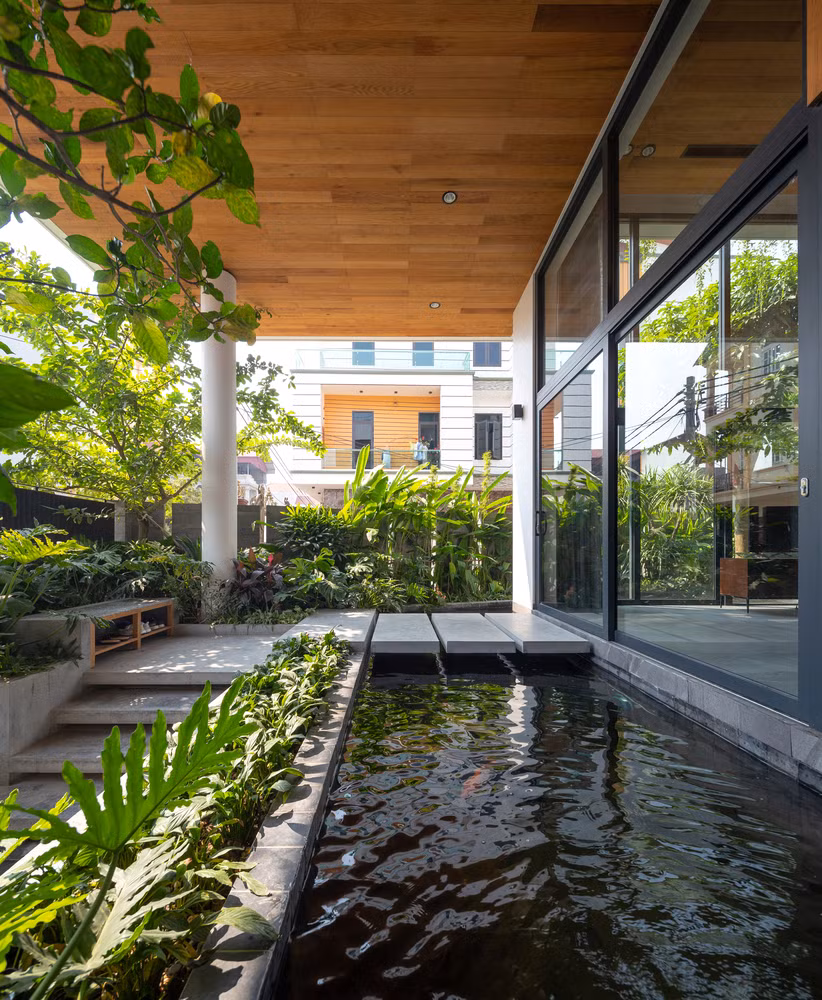 Hồ cá Koi nằm ở tầng 1, vừa thoả mãn sở thích của gia chủ, đồng thời đem hơi nước mát lành vào bên trong. Ảnh: Triệu Chiến