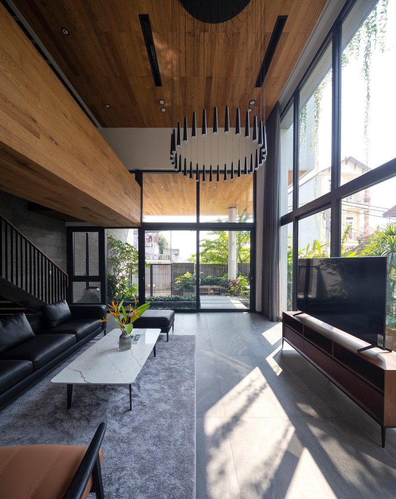 Phòng khách cao, thoáng với hệ thống cửa kính lớn bao quanh. Ảnh: Triệu Chiến