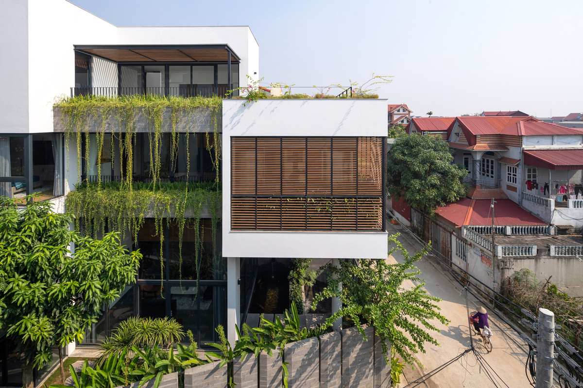 Khu đất có mặt trước và sau lần lượt hướng Đông và Tây, mặt thoáng thứ ba chạy dài bên hông là hướng Nam. Đây chính là lợi thế của ngôi nhà. Ảnh: Triệu Chiến