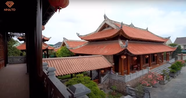 Do đó, ngôi nhà luôn mát mẻ và có mùi thơm thoang thoảng, nhẹ nhàng. Nhiều người thạo gỗ ước tính biệt phủ này không dưới 200 tỷ đồng. Ảnh chụp màn hình NhaTo