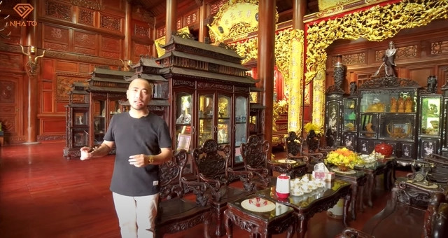 Không gian chính làm từ gỗ, mang đậm màu sắc hoài cổ. Ảnh chụp màn hình NhaTo