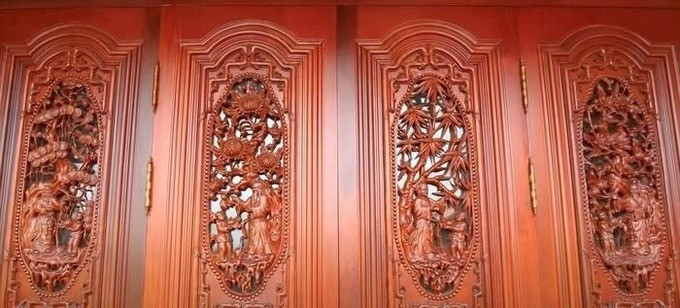 Các chi tiết chạm trổ hoa văn cầu kỳ. Ảnh chụp màn hình NhaTo