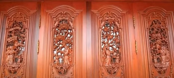 Các chi tiết chạm trổ hoa văn cầu kỳ. Ảnh chụp màn hình NhaTo