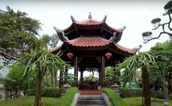 Chòi hóng mát được bố trí giữa khuôn viên cây xanh. Ảnh chụp màn hình NhaTo