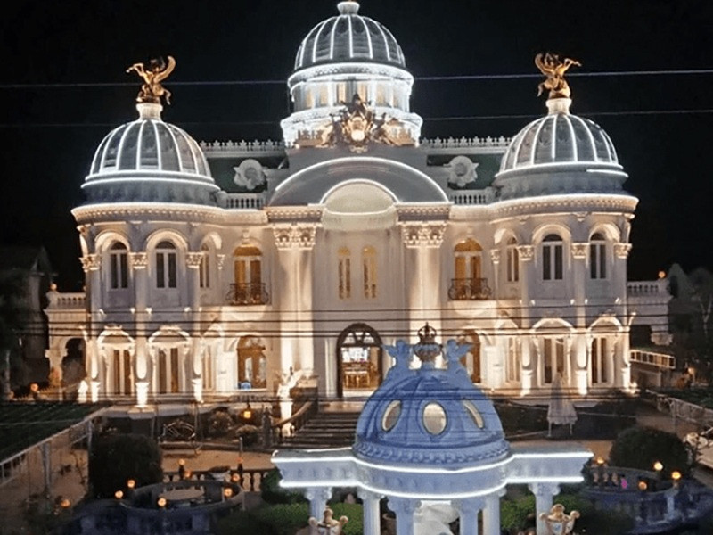 Chủ nhân của căn biệt thự là ông Trịnh Đình Xuân, một doanh nhân hoạt động trong lĩnh vực sản xuất vật liệu xây dựng. Ảnh: Odditycentral