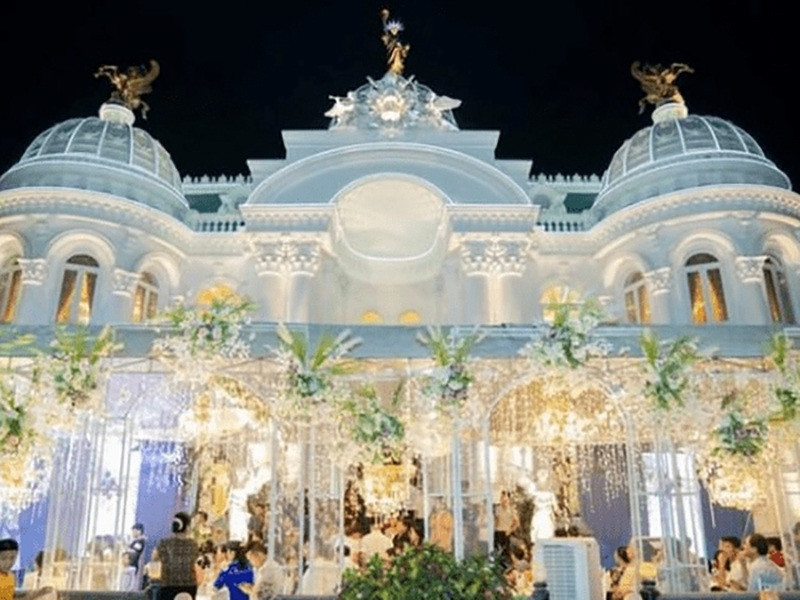 Theo chia sẻ của chủ nhân, tổng giá trị bạch dinh lên tới 100 tỷ đồng, được hoàn thành vào năm 2018. Ảnh: Odditycentral