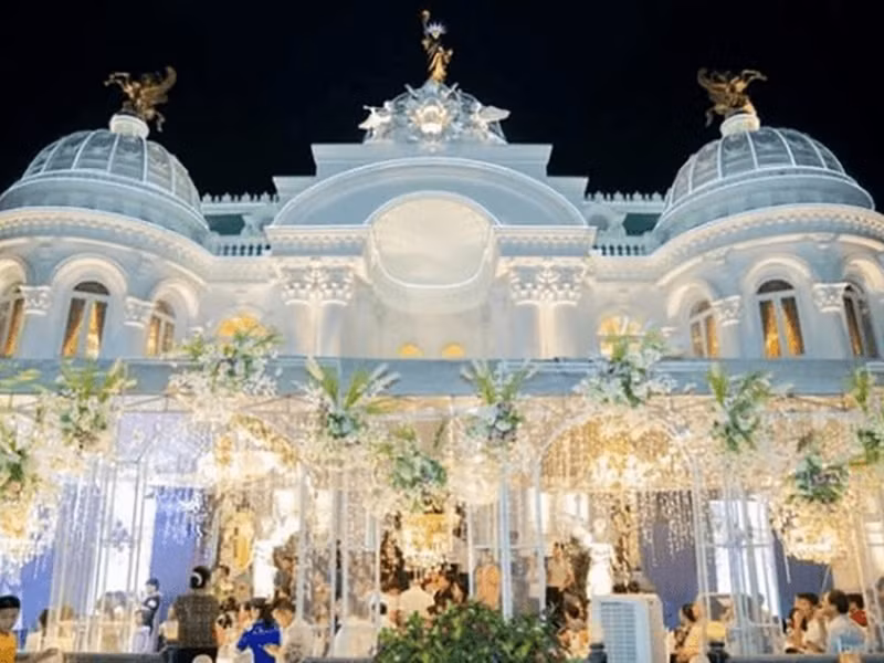 Theo chia sẻ của chủ nhân, tổng giá trị bạch dinh lên tới 100 tỷ đồng, được hoàn thành vào năm 2018. Ảnh: Odditycentral