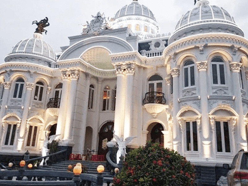 Tòa nhà nổi bật với bức tượng trên đỉnh mái, tạo điểm nhấn giữa không gian sang trọng. Ảnh: Odditycentral