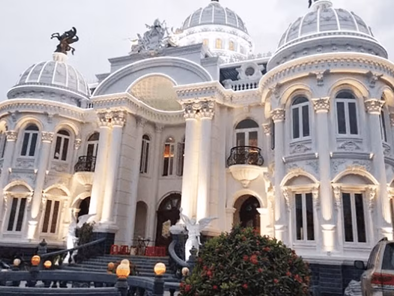 Tòa nhà nổi bật với bức tượng trên đỉnh mái, tạo điểm nhấn giữa không gian sang trọng. Ảnh: Odditycentral