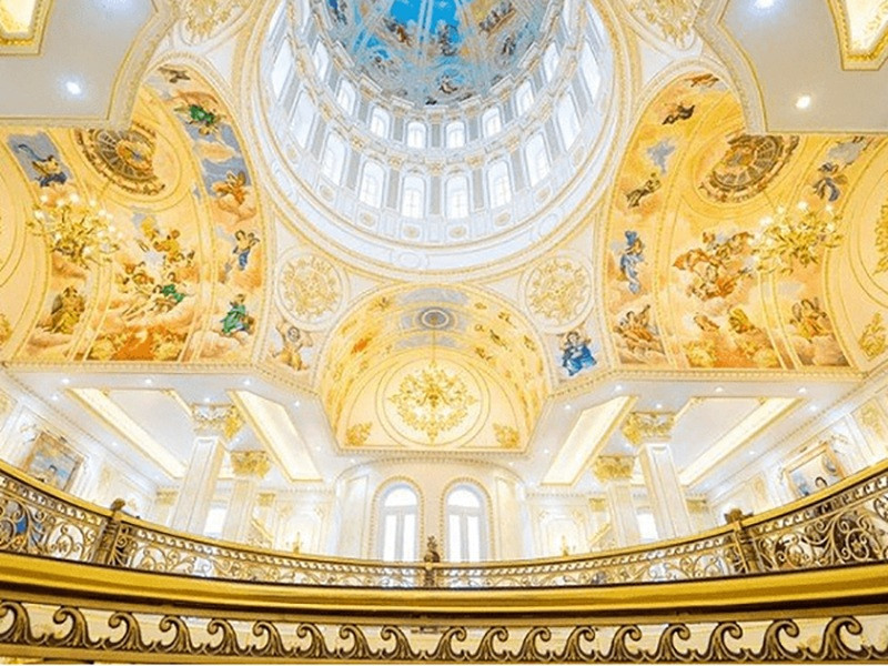 Bên trong, công trình sử dụng nhiều cửa kính thiết kế mái vòm. Ảnh: Odditycentral