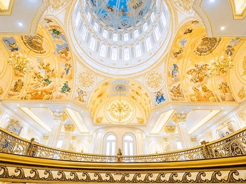 Bên trong, công trình sử dụng nhiều cửa kính thiết kế mái vòm. Ảnh: Odditycentral