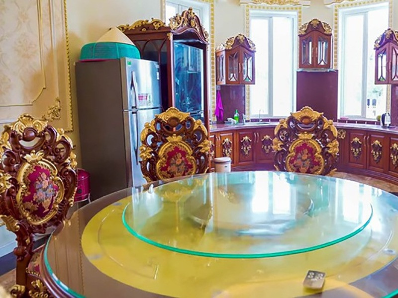 Trong phòng bếp cũng có nhiều chi tiết dáng vàng. Ảnh: Odditycentral