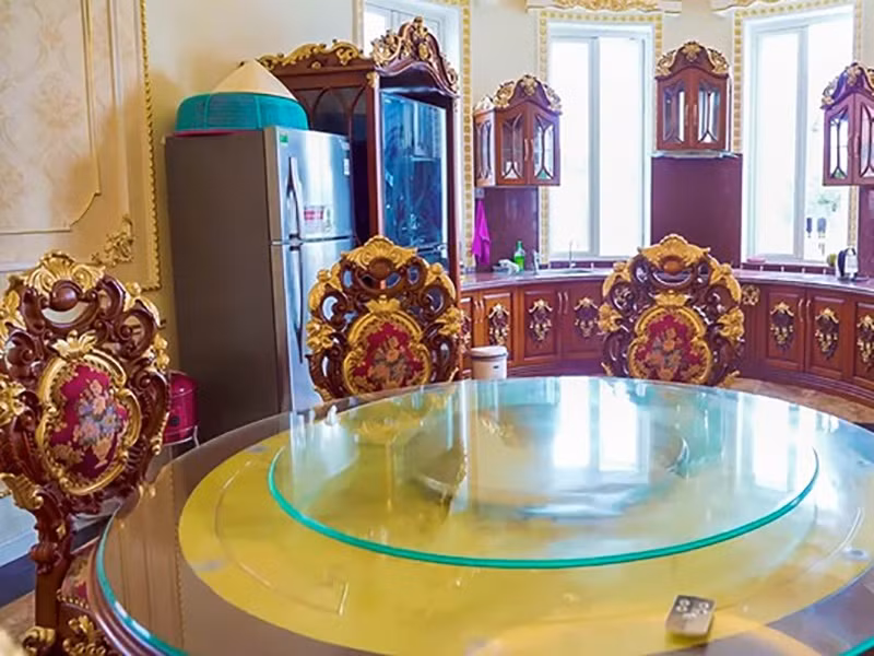 Trong phòng bếp cũng có nhiều chi tiết dáng vàng. Ảnh: Odditycentral