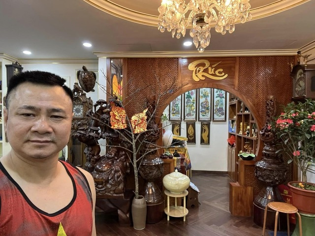 Đủ các loại hoa rực rỡ đón mùa xuân trong nhà NSND Tự Long. Ảnh: FBNV