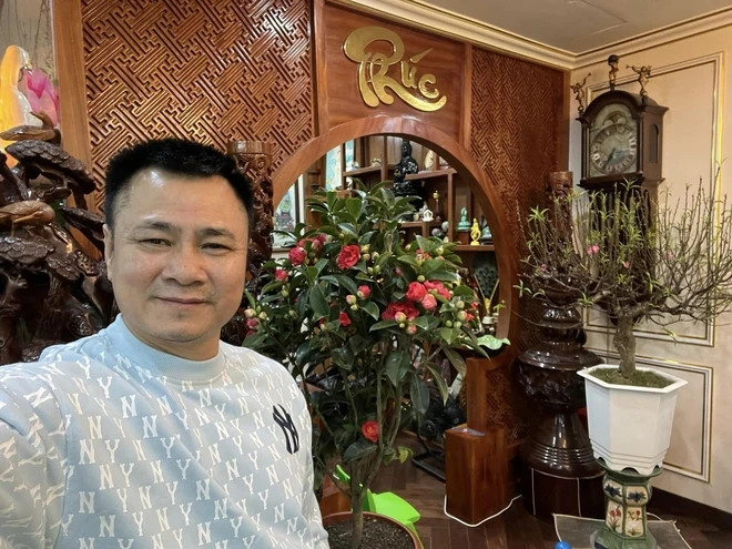 Ngoài lan, nghệ sĩ Tự Long còn trang trí nhà bằng nhiều loại hoa khác như hoa trà, đào...Ảnh: FBNV