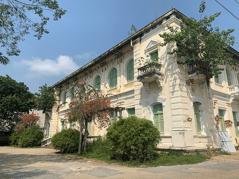 Trước kia, Dinh tỉnh trưởng là một trong những trụ sở cơ quan công quyền lớn nhất Gò Công. Công trình được người Pháp xây dựng năm 1885, sau đó được đánh giá là hoành tráng và bề thế bậc nhất vùng Nam kỳ lúc bấy giờ. Ảnh: Tailieudulich