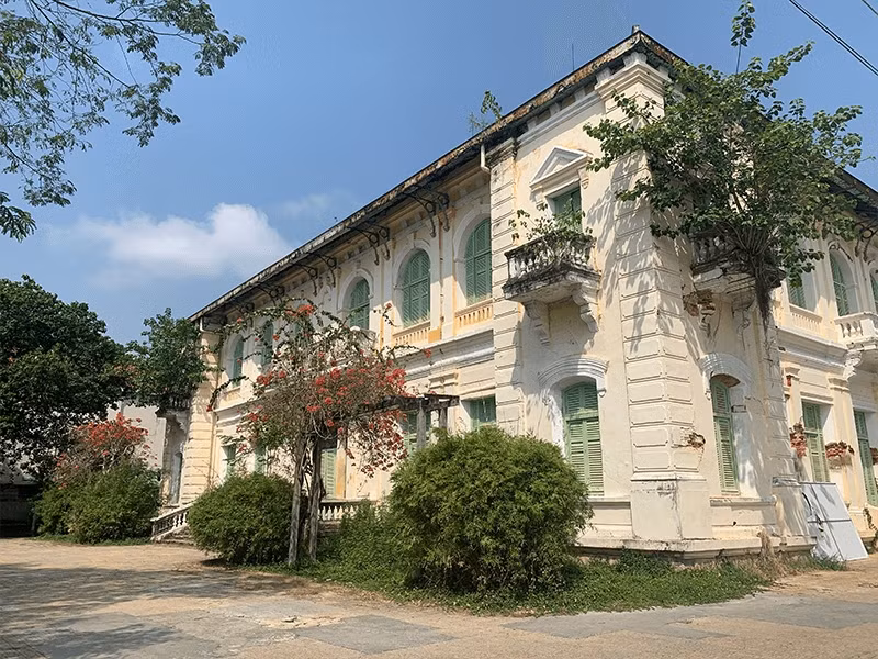 Trước kia, Dinh tỉnh trưởng là một trong những trụ sở cơ quan công quyền lớn nhất Gò Công. Công trình được người Pháp xây dựng năm 1885, sau đó được đánh giá là hoành tráng và bề thế bậc nhất vùng Nam kỳ lúc bấy giờ. Ảnh: Tailieudulich