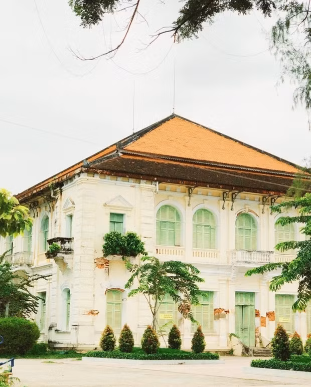 Ngày nay, dinh thự không còn lôi cuốn ở vẻ bề thế, nguy nga như thuở xưa. Thay vào đó là sức hút từ sự cổ kính, trầm mặc như một chứng nhân còn sót lại của lịch sử. Ảnh: Thtg