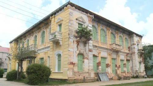 Dinh tỉnh trưởng Gò Công thu hút những bạn trẻ muốn được chiêm ngưỡng những dấu tích của một thời xa xưa. Ảnh: ThTg