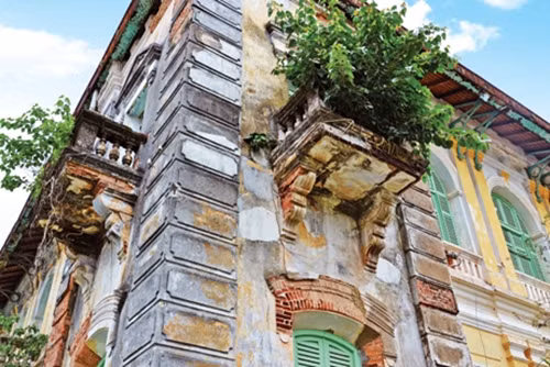 Bên ngoài Dinh tỉnh trưởng bị nứt nẻ. Ảnh: Báo Ấp Bắc