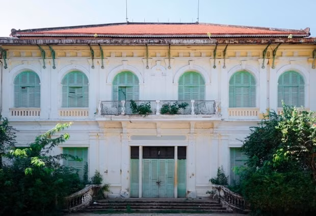 Trải qua 140 năm tồn tại cùng bao biến cố của lịch sử, Dinh tỉnh trưởng Gò Công hào nhoáng một thời giờ đã xuất hiện lớp rêu phong và vết hằn thời gian. Ảnh: Henry Dương