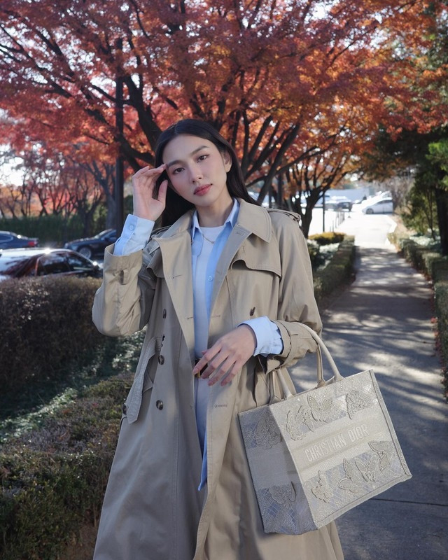 Sau 4 năm trở thành Hoa hậu Hoà bình Quốc tế, Thuỳ Tiên có cuộc sống sang chảnh, tay chơi đồ hiệu của Vbiz. Nàng hậu từng chia sẻ ước mơ mua nhà cho mẹ, mua ô tô và hiện đều đã thực hiện được. Ảnh: FBNV