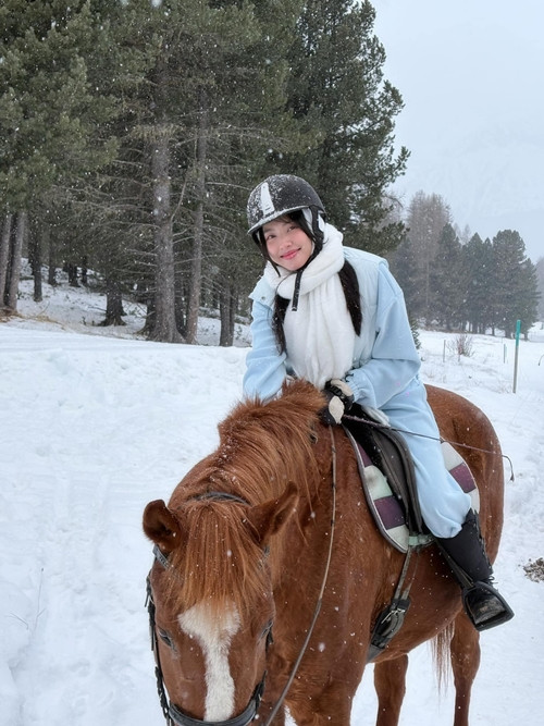 Thùy Tiên cũng dành nhiều thời gian đi du lịch sang trọng như phú bà. Ảnh: FBNV