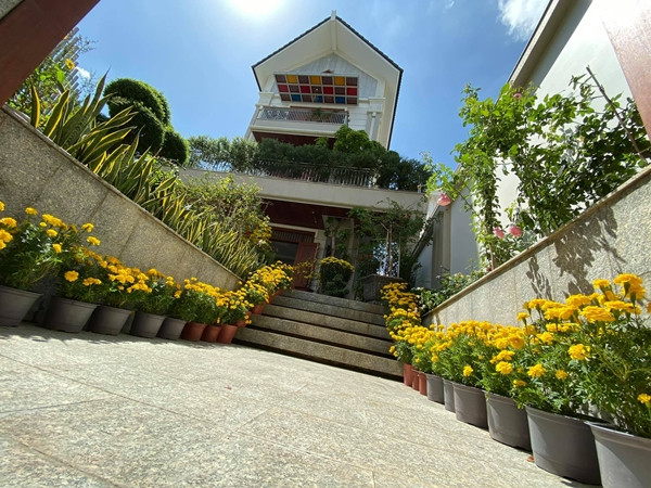 Doanh nhân Nguyễn Ngọc Tiền rất hài lòng về căn nhà của hai vợ chồng. Chị ghi lại những hình ảnh đẹp về khuôn viên ngoại thất với đủ các loại hoa lá và chia sẻ với người hâm mộ. Ảnh: FBNV