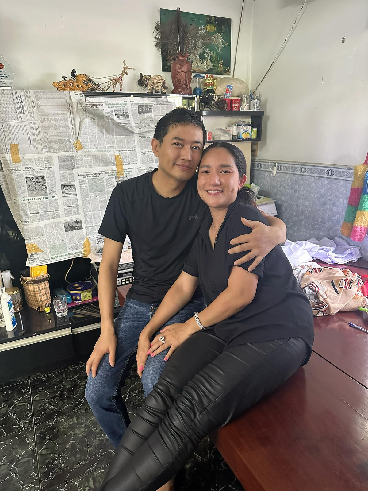 Những ngày tháng cuối đời, Quý Bình hạn chế tiếp xúc, gặp gỡ với các anh chị em đồng nghiệp. Anh chuyển về sinh sống và trị bệnh tại căn nhà vườn ở Hóc Môn, TP HCM. Căn phòng khá nhỏ, ít đồ đạc, chỉ có một chiếc phản và một giá đựng đồ. Ảnh: FB Cát Tường