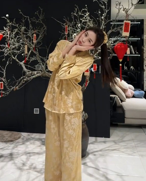 Nàng hậu tạo dáng bên cành mận. Ảnh: @doha_20.07