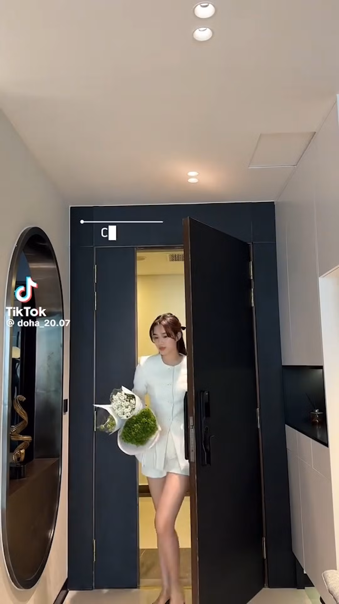 Căn hộ được thiết kế với tông trắng đen chủ đạo. Ảnh: @doha_20.07