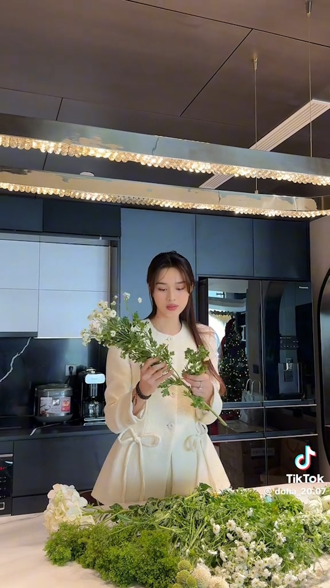 Trước đó, trong video cắm hoa chia sẻ trên kênh TikTok cá nhân, khán giả thấy được phần nào căn hộ hiện đại của Hoa hậu Đỗ Thị Hà. Ảnh: @doha_20.07