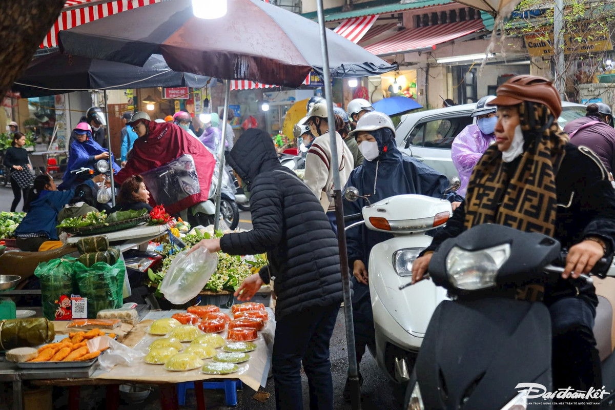 Người dân tấp nập mua bán hàng hóa về cúng Rằm tháng Giêng.