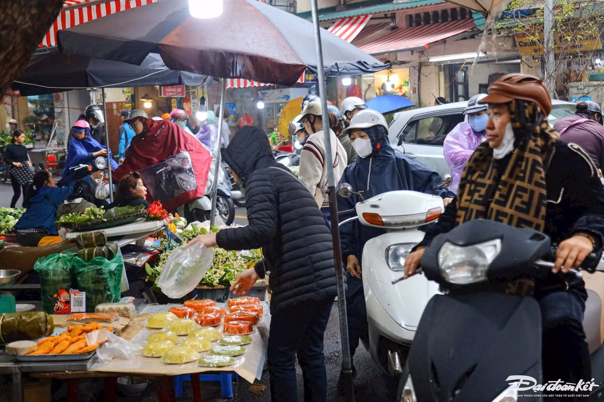 Người dân tấp nập mua bán hàng hóa về cúng Rằm tháng Giêng.