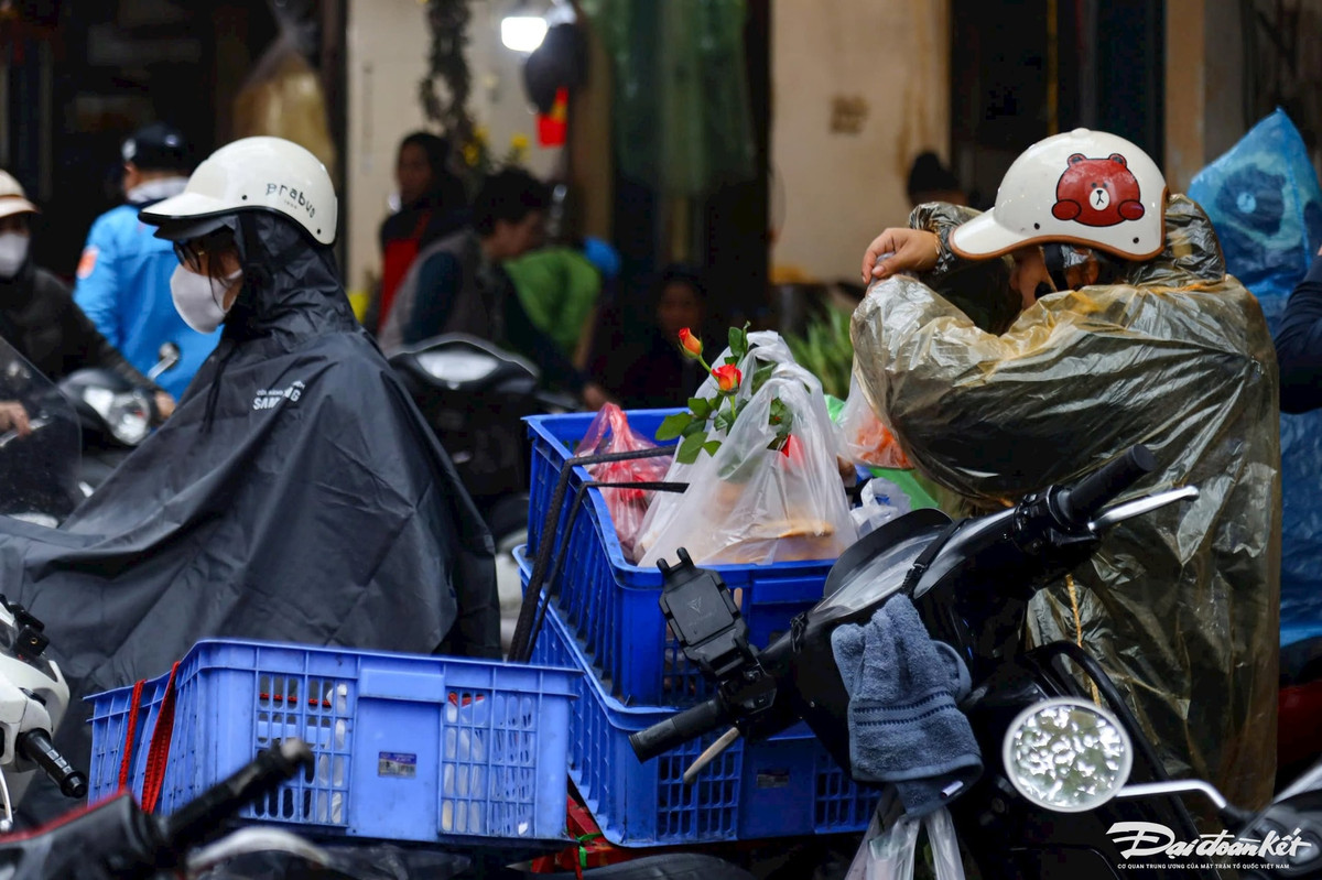 Các shipper liên tục lấy gà rồi chở đến nhà cho khách hàng để kịp cúng Rằm.