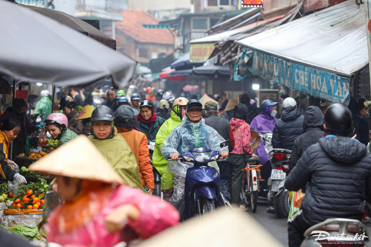 Dù mưa phùn nhưng chợ Hàng Bè vẫn đông đúc người mua hàng.