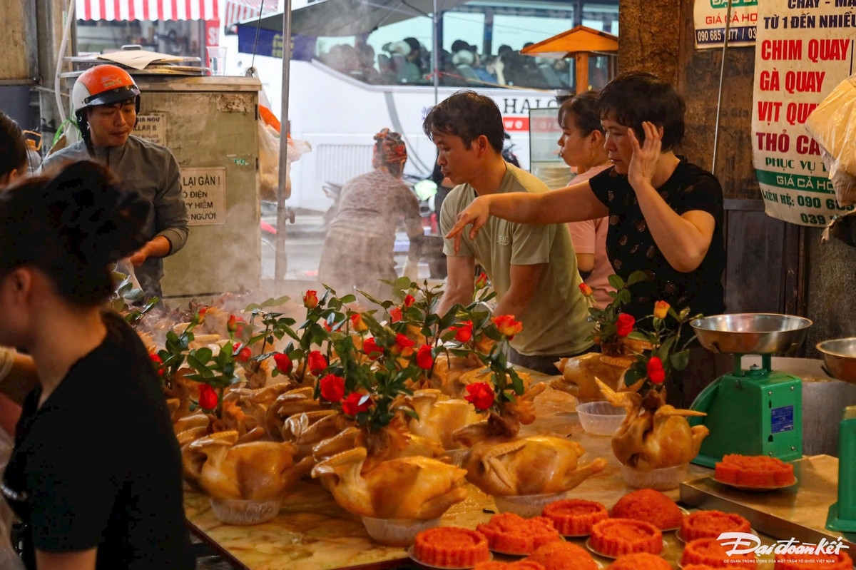 Gà ngậm hoa hồng được bán với giá từ 500.000 - 700.000 đồng/con (tùy kích thước).