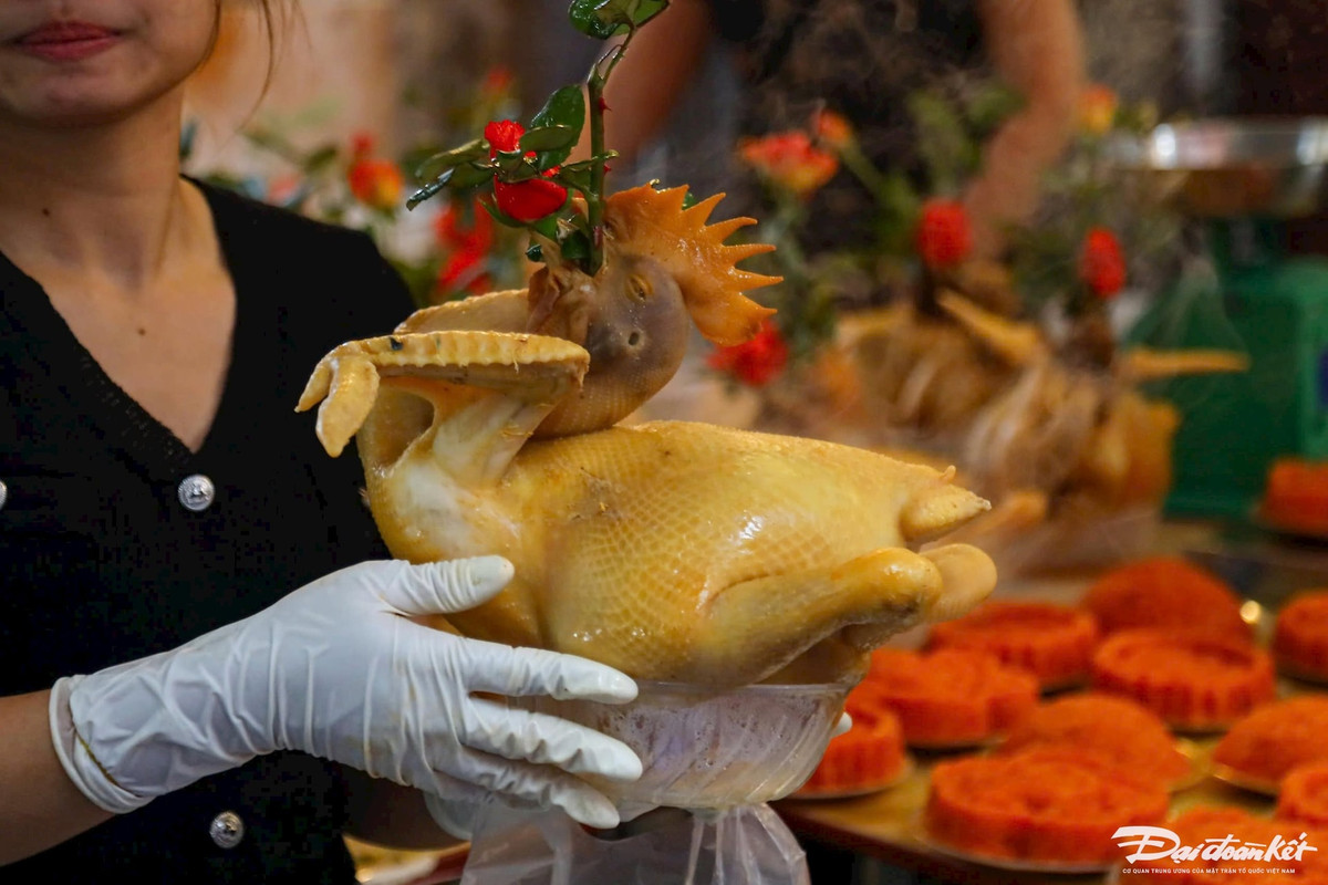 Chợ Hàng Bè nổi tiếng với gà ngậm hoa hồng, hay còn được gọi là ngậm cánh tiên.