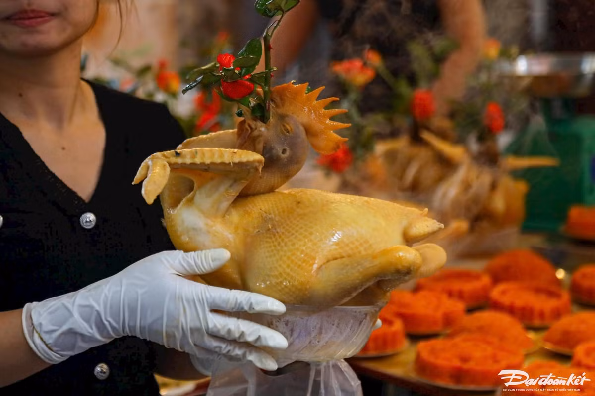 Chợ Hàng Bè nổi tiếng với gà ngậm hoa hồng, hay còn được gọi là ngậm cánh tiên.