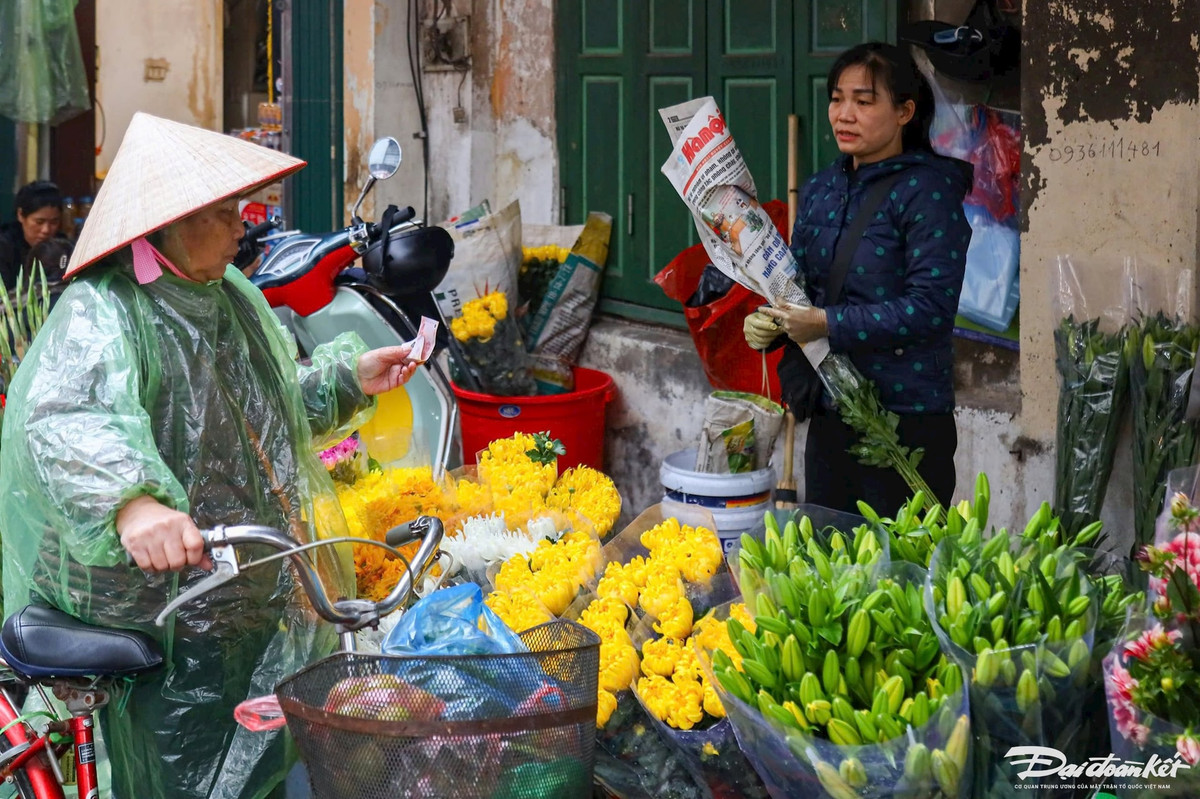 Các loại hoa cúng như hoa cúc, hoa lay ơn có giá dao động từ 70.000 - 150.000 đồng/bó tùy loại.