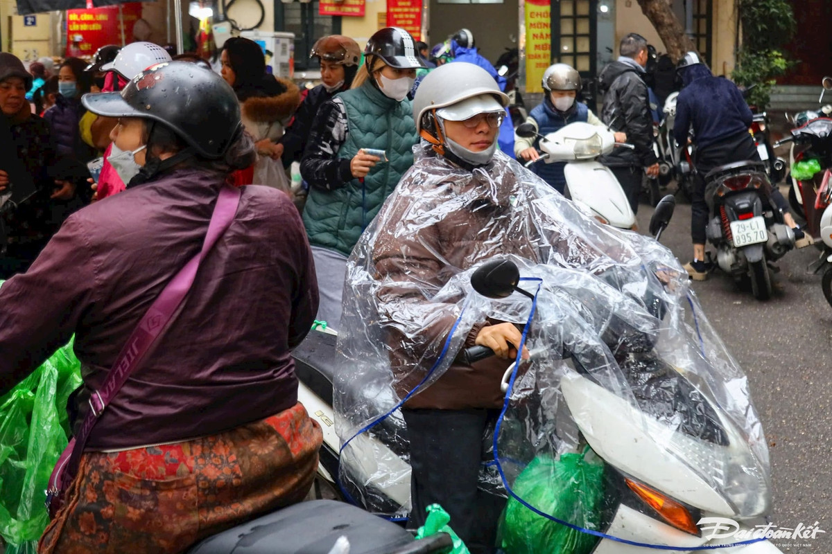 Nhiều người không ngại đội mưa, đi mua gà cúng ngay từ sáng sớm.